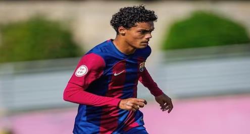 لم يحقق حلم والده.. نجل رونالدينيو يغادر برشلونة ويبدأ رحلة جديدة في إنجلترا